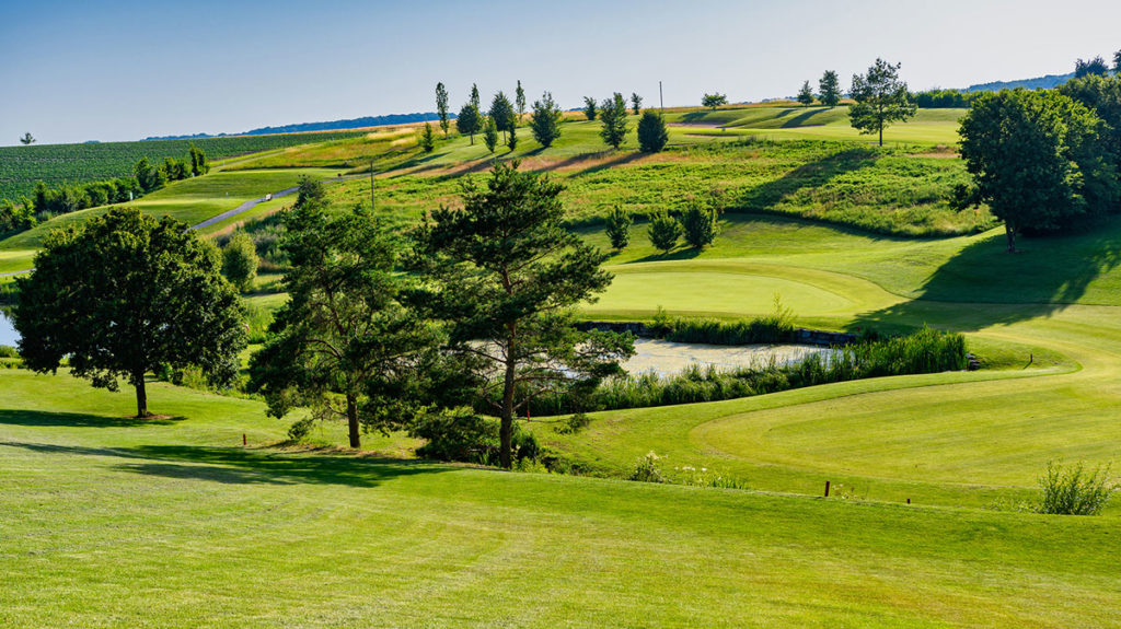 großzügiger Golfplatz