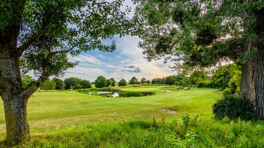 Blick auf Golfplatz mit Teich