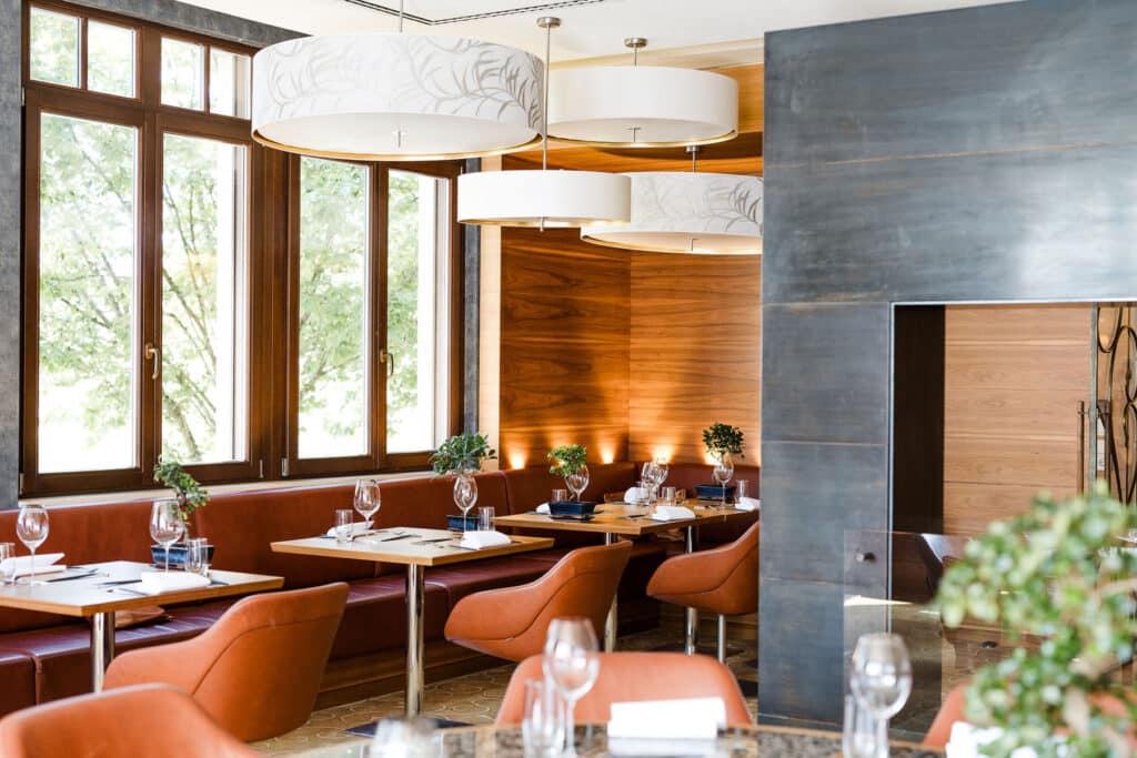 Panasiatisches Restaurant Bonsai braun einegrichtet und Tische engedeckt