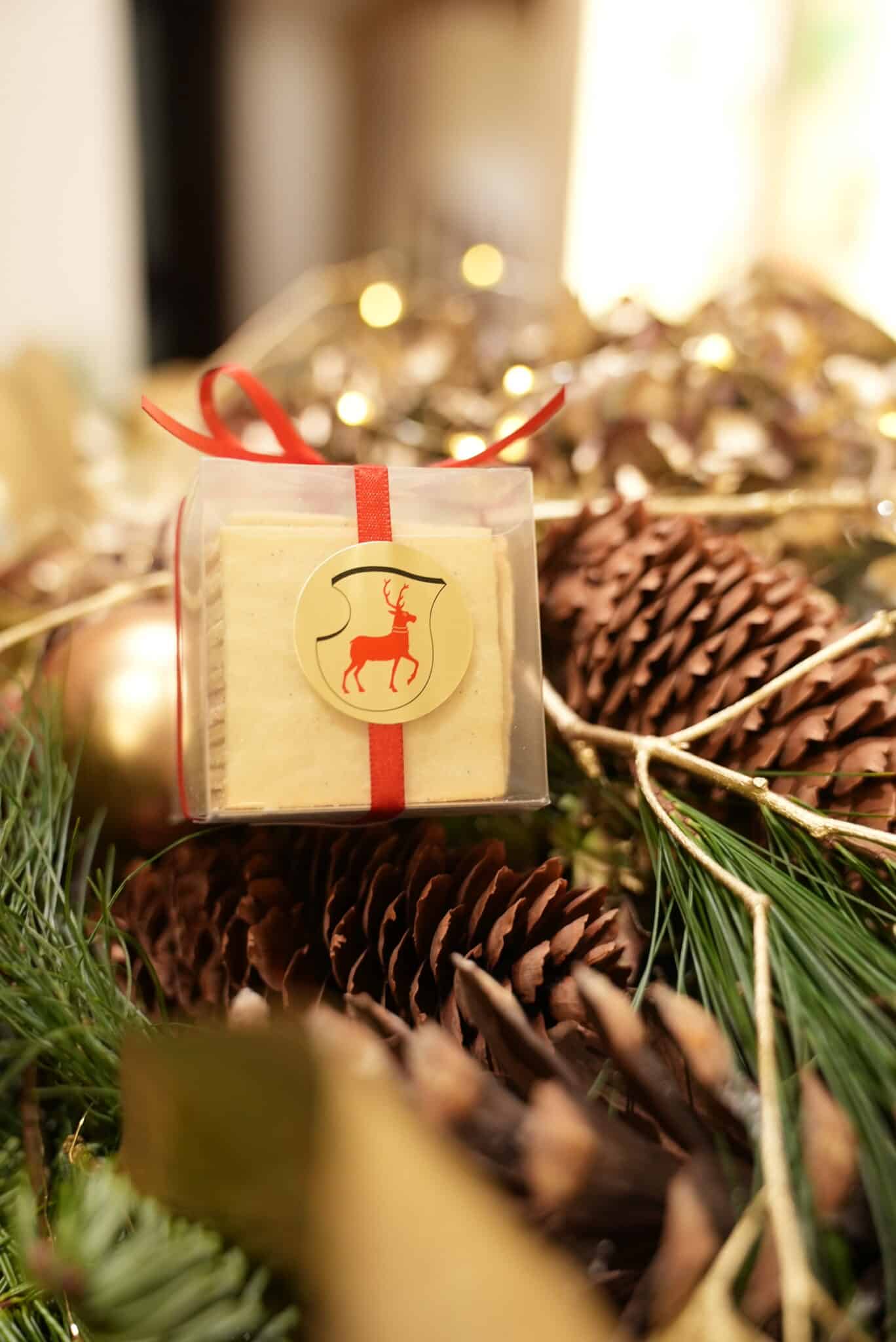 Geschenk in einem Weihnachtsbaum